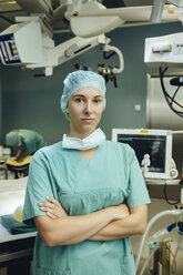 Portrait of operating room nurse in surgery room - MFF002331