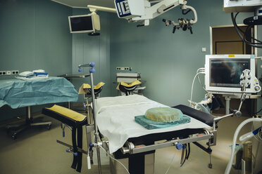 Operationssaal bereit für die Operation - MFF002338
