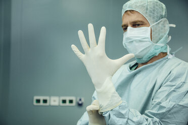 Surgeon putting on surgical gloves - MFF002345