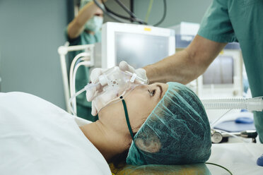 Patient with a respiratory mask on operating table - MFF002349