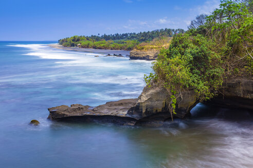 Indonesien, Bali, Küste, Blick auf den Strand von Balian - KNTF000120