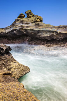 Indonesien, Bali, felsige Küste, Wellen - KNTF000121