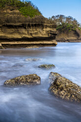 Indonesien, Bali, Küste, Felsen, Erosion - KNTF000125