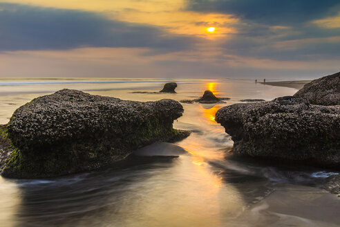 Indonesien, Bali, Küste bei Sonnenuntergang - KNTF000126