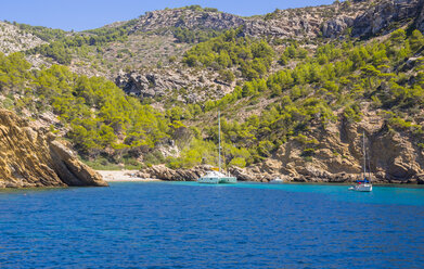 Spanien, Mallorca, Region Andratx, Punta de Sa Dent, Bucht und Boote - AMF004364