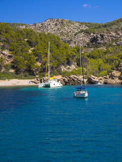 Spanien, Mallorca, Region Andratx, Punta de Sa Dent, Strand und Boote - AMF004365