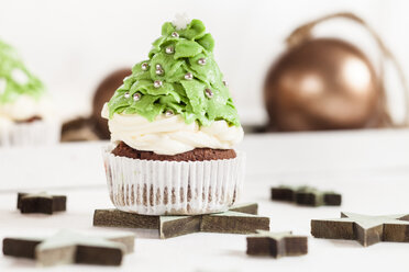 Tassenkuchen mit Weihnachtsbaum und Weihnachtsdekoration auf dem Festtagstisch - SBDF002365