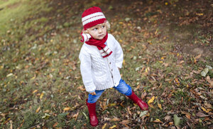 Porträt eines blonden kleinen Jungen in modischer Strickkleidung im Herbst - MGOF000870
