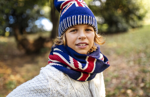 Porträt eines blonden Jungen mit modischer Strickkleidung im Herbst - MGOF000876