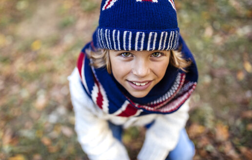 Porträt eines blonden Jungen mit modischer Strickkleidung im Herbst - MGOF000877