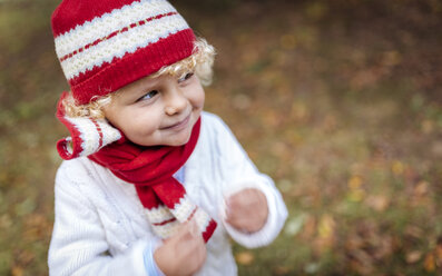 Porträt eines blonden kleinen Jungen in modischer Strickkleidung im Herbst - MGOF000878