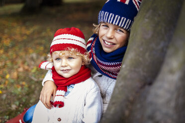 Porträt von zwei blonden Jungen in modischer Strickkleidung im Herbst - MGOF000879