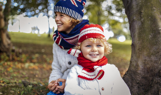 Porträt von zwei blonden Jungen in modischer Strickkleidung im Herbst - MGOF000880