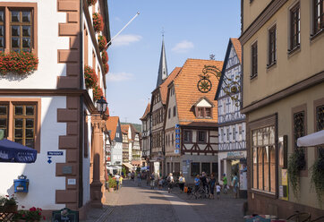 Deutschland, Bayern, Lohr am Main, Altes Rathaus und Marktplatz - SIEF006790