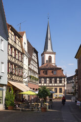 Deutschland, Bayern, Lohr am Main, Allee und Michaeliskirche - SIEF006791