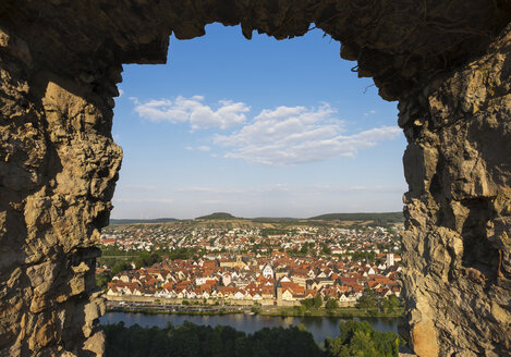 Deutschland, Bayern, Karlstadt, Blick durch die Burgruine Karlsburg in Richtung Main - SIEF006796