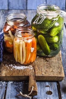 Gherkins fermenting, gherkins and carrots in preserving jars - SBDF002379