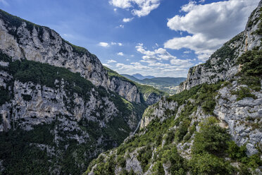 Italien, Region Marken, Naturpark Gola della Rossa, Blick auf das Tal im Sommer - LOMF000057