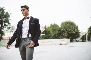 Young man wearing jacket and a wooden bow tie - RAEF000551