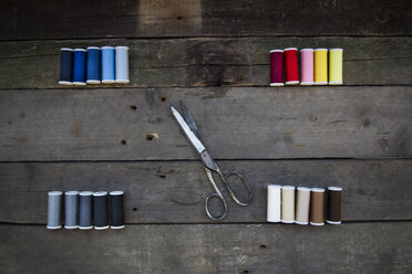 Scissors and cotton reels on wood - LVF004034