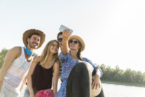 Glückliche Freunde machen ein Selfie am Fluss - UUF005852