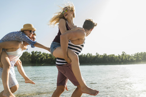 Zwei verspielte junge Paare am Fluss, lizenzfreies Stockfoto