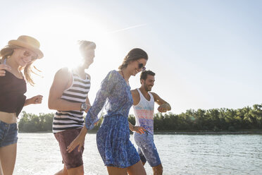 Happy friends at the river in summer - UUF005863