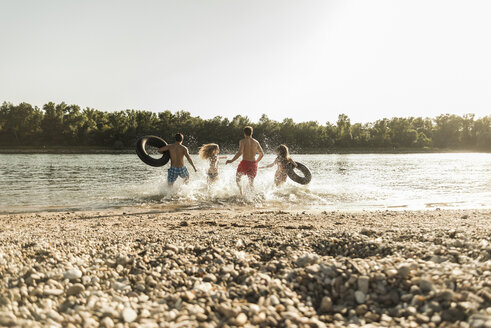 Freunde mit Schläuchen auf dem Fluss - UUF005874