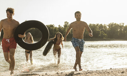 Freunde mit Schläuchen auf dem Fluss - UUF005875