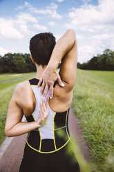 Triathletin bereitet sich auf den Lauf vor - MFF002375