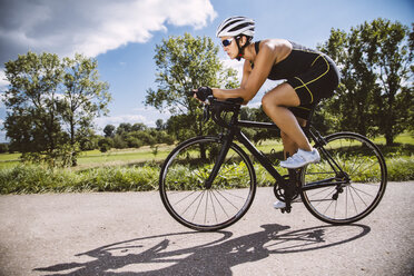 Triathletin auf ihrem Rennrad - MFF002385