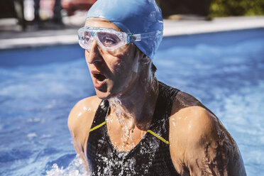 Triathletin, die beim Schwimmen tief einatmet - MFF002389