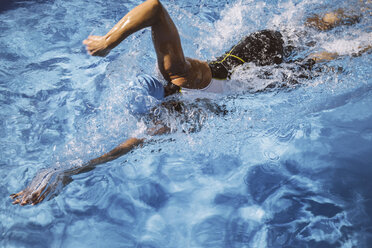 Female triathlete swimming in pool - MFF002396