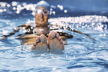 Füße eines Schwimmers, der auf dem Wasser schwimmt - MFF002400