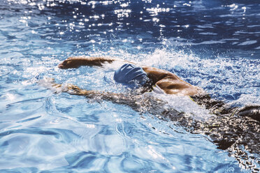 Female triathlete swimming in pool - MFF002401