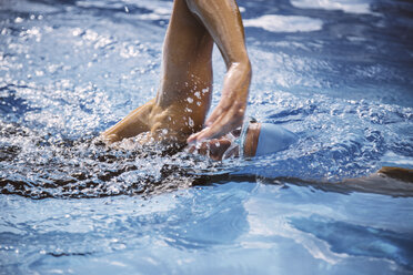 Weiblicher Triathlet schwimmt im Pool - MFF002402