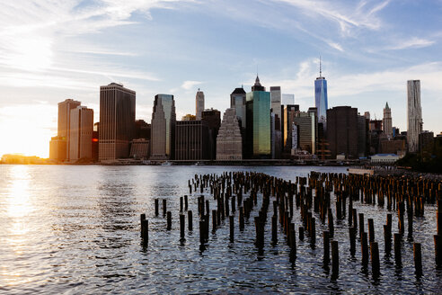 USA, New York, New York City, Manhattan, Skyline und East River bei Sonnenuntergang - GIOF000328