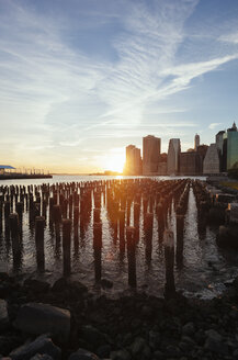 USA, New York, New York City, Manhattan, Skyline und East River bei Sonnenuntergang - GIOF000329