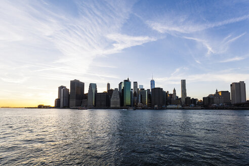 USA, New York, New York City, Manhattan, Skyline und East River bei Sonnenuntergang - GIOF000330