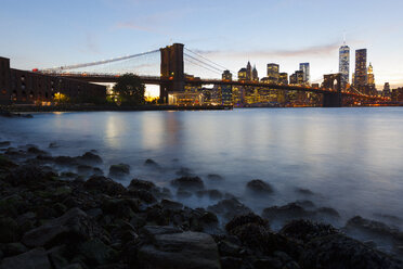USA, New York, New York City, Manhattan, Brooklyn Bridge bei Sonnenuntergang - GIOF000331
