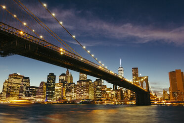 USA, New York, New York City, Manhattan, Brooklyn Bridge und Skyline in einer Sommernacht - GIOF000332