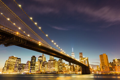 USA, New York, New York City, Manhattan, Brooklyn Bridge und Skyline in einer Sommernacht - GIOF000333