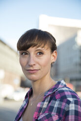 Deutschland, Berlin, Porträt einer jungen Frau mit braunem Haar und braunen Augen - FKF001397