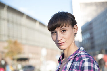 Deutschland, Berlin, Porträt einer jungen Frau - FKF001421