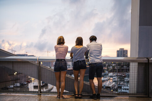 Spanien, Barcelona, Rückenansicht von drei Freunden mit Blick von einer Brücke - JRFF000151