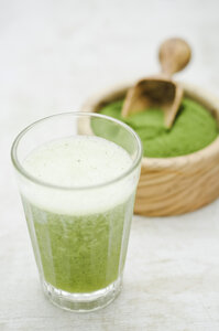 Moringa-Smoothie mit Orangen- und Zitronensaft, Moringa-Pulver in Holzschale - CZF000224