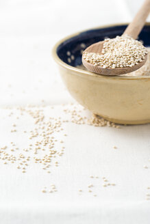 Bowl of quinoa with wooden spoon - MYF001175