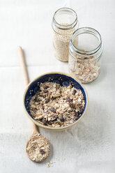 Schale mit Fruchtmüsli mit Quinoa und Holzlöffel - MYF001176
