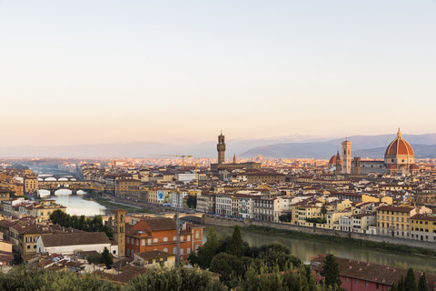 Italien, Toskana, Florenz, Stadtbild am Abend, lizenzfreies Stockfoto