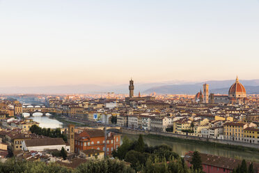 Italien, Toskana, Florenz, Stadtbild am Abend - FOF008292